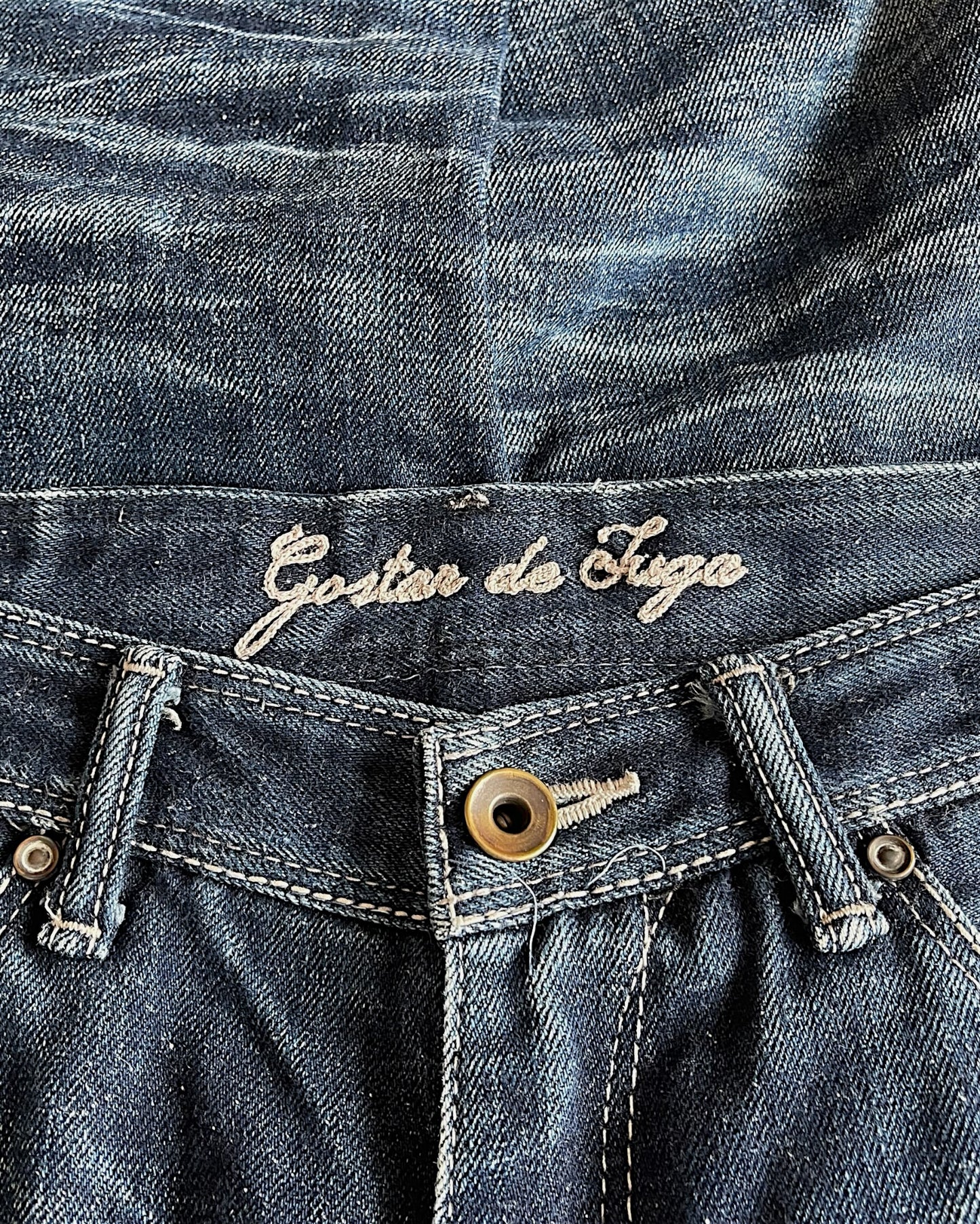 Gostar De Fuga Distressed Whisker Wash Denim Jeans